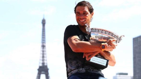 Rafael Nadal with 2017 French Open trophy, Eiffel Tower_7083367_ver1.0_640_360