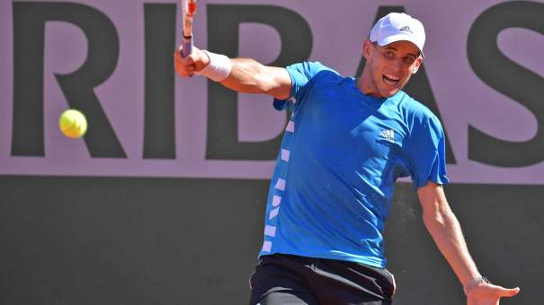 thiem-roland-garros-2019-saturday-backhand
