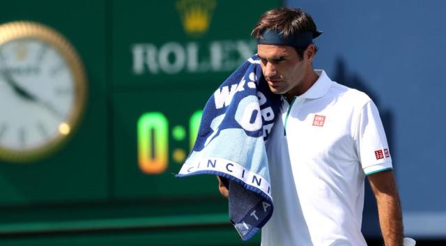 Roger-Federer-towel-190815G1050