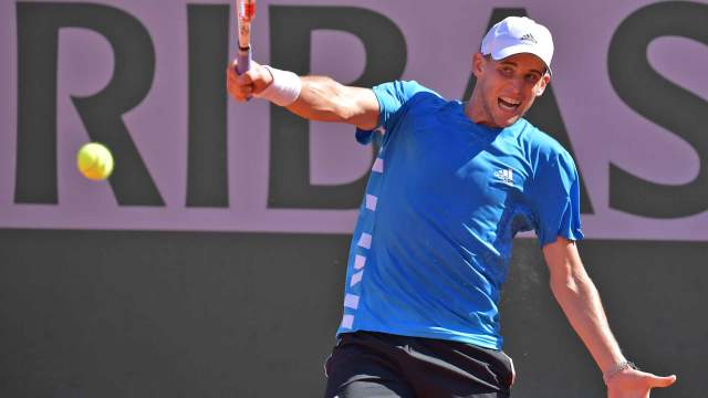 thiem-roland-garros-2019-saturday-backhand